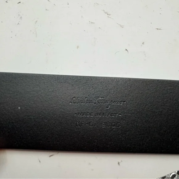 Salvatore Ferragamo Unisex Black Leather Belt with Gold Buckle Size 36 - Picture 5 of 10